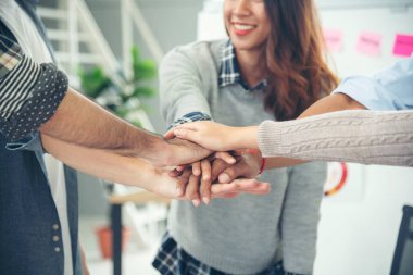 Partner İş Takımı Ortaklığı. İş adamı, iş dünyasının yüklenicisini yumrukluyor. Başarı görevi ekibi toplanıyor. Bir grup insan el ele tutuşuyor. İş Konsepti