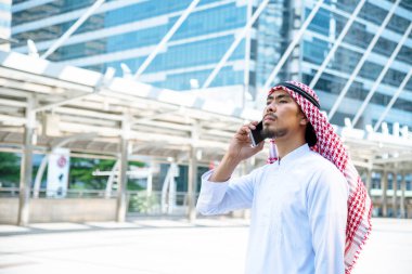 Akıllı telefon uygulaması kullanan İslami adam, ajandasını akıllı telefon Müslüman modern uae şehrine odaklıyor. Arap erkekleri tesettür ve Müslüman resmi giysileri giyer. Çevrimiçi yaşam tarzı mesajları gönderir.