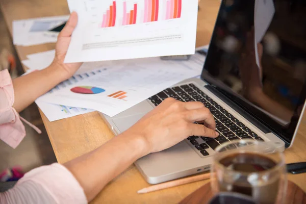 Vrouw Die Thuis Kantoor Met Behulp Van Laptop Zakelijke Financiële — Stockfoto