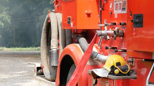 Пожарный Борется Пламенем Помощью Пожарного Шланга Химического Распылителя Воды Пожарный — стоковое фото