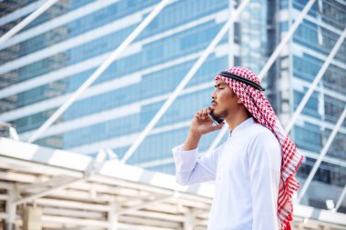 Akıllı telefon uygulaması kullanan İslami adam, ajandasını akıllı telefon Müslüman modern uae şehrine odaklıyor. Arap erkekleri tesettür ve Müslüman resmi giysileri giyer. Çevrimiçi yaşam tarzı mesajları gönderir.