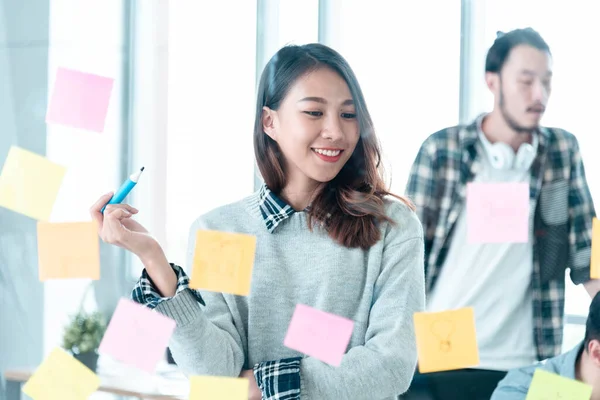 Beyin fırtınası yaratıcılığı tasarımı, başlangıç takım çalışması ile yapışkan not takımı toplantısı sonrası kullanılır. İş ortaklarıyla bir araya gelen ortak beyin fırtınası ekipleri konferansta fikir alışverişinde bulundu.