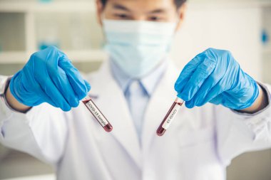 Bilim adamı covid-19 virüs antikor araştırma laboratuvarı biyoteknoloji deneyleri virüse karşı aşı üretiyor. Bilimadamları mikroskop deneyine bakıyorlar. Laboratuvar, deney tüpü kimya laboratuvarı.