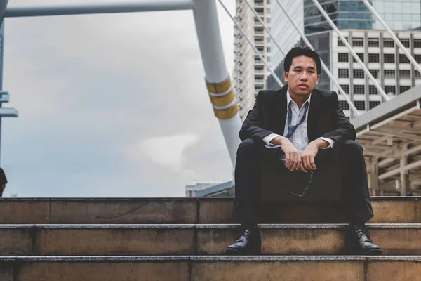 Ekonomik durgunluk, stres yaşayan ve işini kaybeden işsiz insanlar. Umutsuz ofis insanları stresli bir durumda hissederler. Orta yaşlı insanlar düşük ekonomik krizden umutsuzlar. Stresli İşsizlik Konsepti