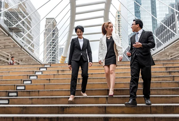 Kalabalık iş adamları modern şehir yaşamında işe, çalışma ofisine gidiyorlar. Kalabalık bir işçi grubu iş kadını ile meşgul bir hayat sürüyor. Şehir hayatı yaşayan bir adam. İş İnsanları Konsepti.