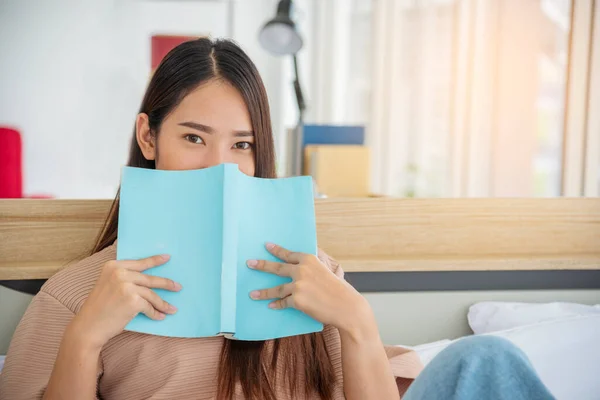 Rilassati Donna Che Tiene Libro Letto Libreria Nella Biblioteca Universitaria — Foto Stock