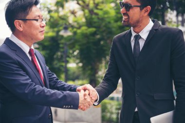 Ortak İşletme Vakfı Takım Çalışması Ortaklığı. Sanayi müteahhidi yumruk tokuşturma görevi. Görev ekibi, İnsan Yumruğu 'nun El sıkışması grubuyla buluşuyor. Business Trust takım çalışması kavramı