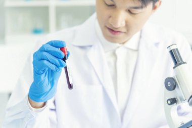 Bilim adamı covid-19 virüs kimya araştırması biyoteknoloji antikor örneği laboratuvarı virüse karşı aşı üretiyor. Bilim adamı mikroskoba bakıyor, bilim test tüpü kimya laboratuvarını analiz ediyor.