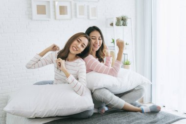 Sonsuza kadar en iyi iki arkadaş sohbet eder, sarılır ve birlikte güler sıcak ev ilişkilerinde birbirlerine aşık olurlar. Lezbiyen çift yatakta mutlu bir yaşam sürüyor. LGBTQ ilişki yaşam tarzı kavramı.