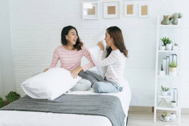 Sonsuza kadar en iyi iki arkadaş sohbet eder, sarılır ve birlikte güler sıcak ev ilişkilerinde birbirlerine aşık olurlar. Lezbiyen çift yatakta mutlu bir yaşam sürüyor. LGBTQ ilişki yaşam tarzı kavramı.