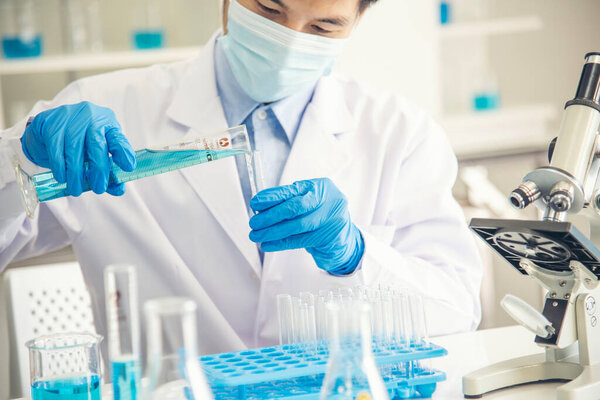 Ученый ковид-19 экспериментирует с биотехнологическими антителами в лаборатории по выращиванию вакцины против вируса. Ученый изучает микроскоп, научно-исследовательские трубки анализируют химическую лабораторию