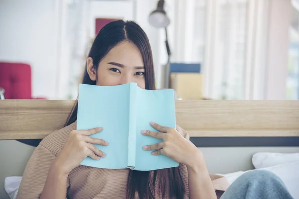 Rilassati Donna Che Tiene Libro Letto Libreria Nella Biblioteca Universitaria — Foto Stock