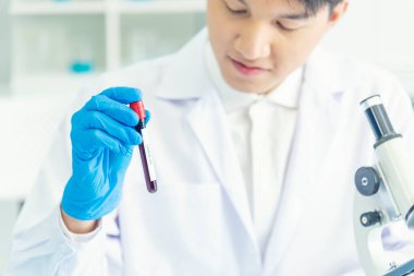 Bilim adamı covid-19 virüs kimya araştırması biyoteknoloji antikor örneği laboratuvarı virüse karşı aşı üretiyor. Bilim adamı mikroskoba bakıyor, bilim test tüpü kimya laboratuvarını analiz ediyor.