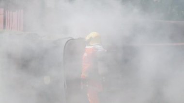 İtfaiyeciler yangın korumalı mallarla savaşıyor. İtfaiyeciler sert şapka takar, yangın operasyonundan korunmak için vücut koruma üniforması giyer. Yangın söndürücü yangın söndürme eğitimi aldım.