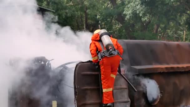 Vigili Del Fuoco Che Combattono Con Proprietà Protezione Antincendio Pompiere — Video Stock