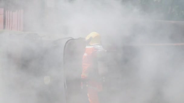 Bombeiro Lutando Com Propriedade Proteção Contra Chamas Fogo Bombeiro Usa — Vídeo de Stock