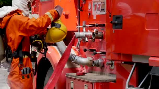 Firefighter Fighting Fire Flame Protection Property Fireman Wear Hard Hat — Stock Video