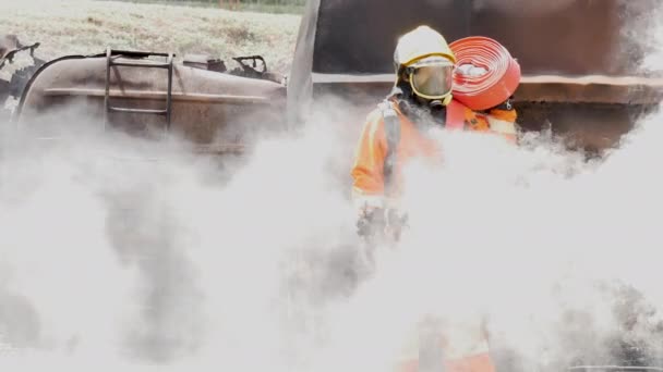 Πυροσβέστης Που Μάχεται Την Προστασία Της Φωτιάς Πυροσβέστης Φορούν Σκληρό — Αρχείο Βίντεο