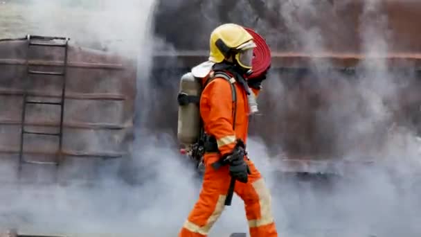 Pompier Combattant Avec Propriété Protection Contre Les Flammes Pompier Porte — Video
