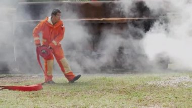 İtfaiyeciler yangın korumalı mallarla savaşıyor. İtfaiyeciler sert şapka takar, yangın operasyonundan korunmak için vücut koruma üniforması giyer. Yangın söndürücü yangın söndürme eğitimi aldım.