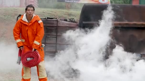 Pompier Combattant Avec Propriété Protection Contre Les Flammes Pompier Porte — Video