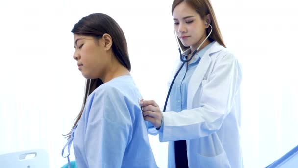 Las Mujeres Asiáticas Que Usan Estetoscopio Escuchan Frecuencia Respiratoria Los — Vídeos de Stock