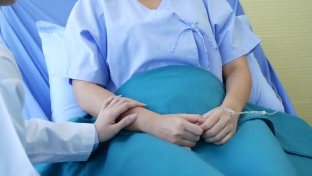 Medico Donna Consultazione Del Paziente Con Specialisti Professionisti Diagnostici Presso — Video Stock