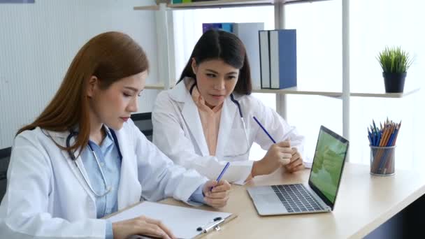 Dos Mujeres Médicos Consultan Con Especialistas Profesionales Diagnósticos Clínica Tratamiento — Vídeos de Stock