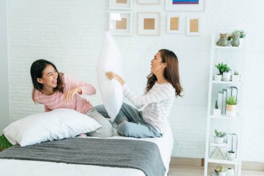 Sonsuza kadar en iyi iki arkadaş sohbet eder, sarılır ve birlikte güler sıcak ev ilişkilerinde birbirlerine aşık olurlar. Lezbiyen çift yatakta mutlu bir yaşam sürüyor. LGBTQ ilişki yaşam tarzı kavramı.