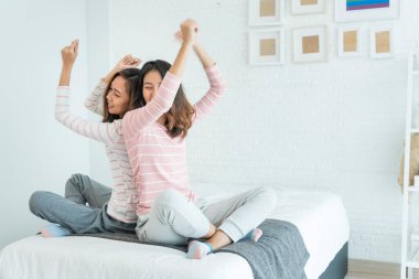 Sonsuza kadar en iyi iki arkadaş sohbet eder, sarılır ve birlikte güler sıcak ev ilişkilerinde birbirlerine aşık olurlar. Lezbiyen çift yatakta mutlu bir yaşam sürüyor. LGBTQ ilişki yaşam tarzı kavramı.