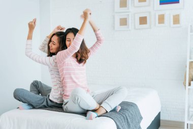 Sonsuza kadar en iyi iki arkadaş sohbet eder, sarılır ve birlikte güler sıcak ev ilişkilerinde birbirlerine aşık olurlar. Lezbiyen çift yatakta mutlu bir yaşam sürüyor. LGBTQ ilişki yaşam tarzı kavramı.