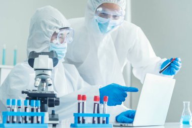 İki Asyalı bilim adamı kimya bilimi tüpü deney tüpü antikor örneğini kovid-19 virüsüne karşı laboratuvar geliştirmek için depoluyorlar. Kimya Laboratuarı 'nda bilim adamı danışmanı, analizi