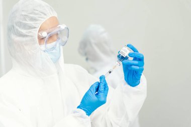Bilim adamı covid-19 virüs kimya araştırması biyoteknoloji antikor örneği laboratuvarı virüse karşı aşı üretiyor. Bilim adamı mikroskoba bakıyor, bilim test tüpü kimya laboratuvarını analiz ediyor.