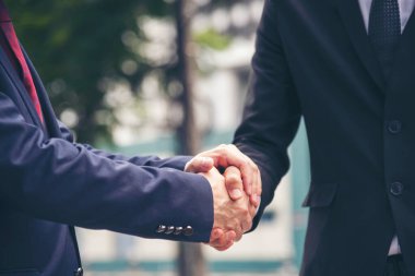 Ortak İşletme Vakfı Takım Çalışması Ortaklığı. Sanayi müteahhidi yumruk tokuşturma görevi. Görev ekibi, İnsan Yumruğu 'nun El sıkışması grubuyla buluşuyor. Business Trust takım çalışması kavramı