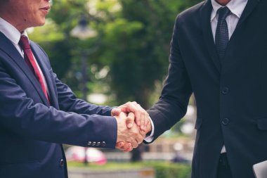 Ortak İşletme Vakfı Takım Çalışması Ortaklığı. Sanayi müteahhidi yumruk tokuşturma görevi. Görev ekibi, İnsan Yumruğu 'nun El sıkışması grubuyla buluşuyor. Business Trust takım çalışması kavramı