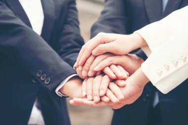 Takım çalışması kavramı. Çeşitli insanlardan oluşan bir grup canlı yayında Ebeleme Takımı 'nın selamlama gücüne beşlik çakıyor. Birlikte çalışan çok ırklı insanlar grubu. İş Ekibi başarısında gönüllü işbirliği