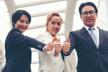 Takım çalışması kavramı. Çeşitli insanlardan oluşan bir grup canlı yayında Ebeleme Takımı 'nın selamlama gücüne beşlik çakıyor. Birlikte çalışan çok ırklı insanlar grubu. İş Ekibi başarısında gönüllü işbirliği