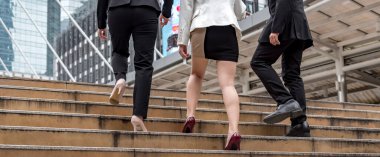 Kalabalık iş adamları modern şehir yaşamında işe, çalışma ofisine gidiyorlar. Kalabalık bir işçi grubu iş kadını ile meşgul bir hayat sürüyor. Şehir hayatı yaşayan bir adam. İş İnsanları Konsepti.