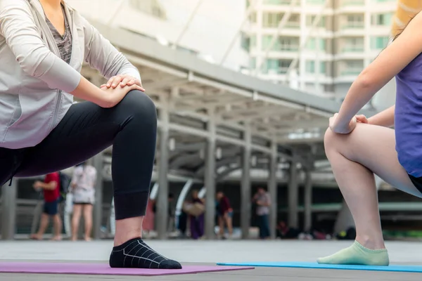 在现代城市里 运动健美的女人在外面穿着健美的运动服 年轻女子在室外阳光下锻炼 健康健康生活方式妇女概念 — 图库照片