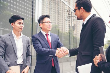 Ortak İşletme Vakfı Takım Çalışması Ortaklığı. Sanayi müteahhidi yumruk tokuşturma görevi. Görev ekibi, İnsan Yumruğu 'nun El sıkışması grubuyla buluşuyor. Business Trust takım çalışması