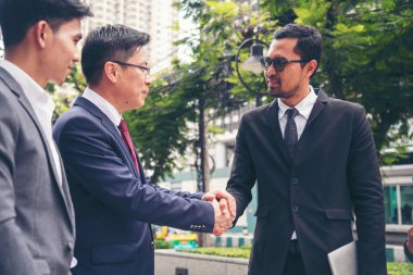Ortak İşletme Vakfı Takım Çalışması Ortaklığı. Sanayi müteahhidi yumruk tokuşturma görevi. Görev ekibi, İnsan Yumruğu 'nun El sıkışması grubuyla buluşuyor. Business Trust takım çalışması kavramı