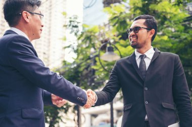 Ortak İşletme Vakfı Takım Çalışması Ortaklığı. Sanayi müteahhidi yumruk tokuşturma görevi. Görev ekibi, İnsan Yumruğu 'nun El sıkışması grubuyla buluşuyor. Business Trust takım çalışması kavramı