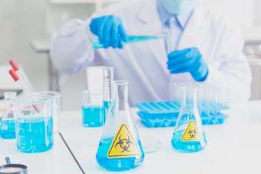 Bilim adamı covid-19 virüs kimya araştırması biyoteknoloji antikor örneği laboratuvarı virüse karşı aşı üretiyor. Bilim adamı mikroskoba bakıyor, bilim test tüpü kimya laboratuvarını analiz ediyor.