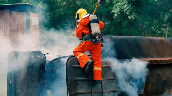 Firefighter Fighting Flame Using Fire Hose Chemical Water Foam Spray — Stock Photo, Image