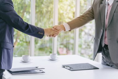 Yeşil santrali bir arada tutan ekosistem işletmesinin sürdürülebilir Ortaklar güven misyonu gelişim ekolojisi kavramına sahip yeşil işletme şirketinin sembolizmi. Sürdürmek partner güven elleri bir arada