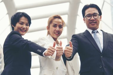 Takım çalışması kavramı. Çeşitli insanlardan oluşan bir grup canlı yayında Ebeleme Takımı 'nın selamlama gücüne beşlik çakıyor. Birlikte çalışan çok ırklı insanlar grubu. İş Ekibi başarısında gönüllü işbirliği