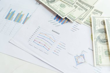 Elle tutulan borç para dolar banknot mali ödeme verir. Erkek eli, 100 dolarlık döviz ödemesini gösteriyor. İş adamı tasarrufu para banknotu rüşvet yolsuzluk kavramı.