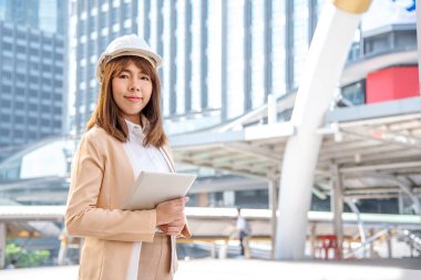 Güvenlik Ekibi 'nin inşaat mühendisi. İnşaat sahasında güvenlik ekipmanı var. İnşaat Mühendisi Hardhat Koruma Başkanı. Mühendislik Konsepti