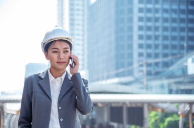 Güvenlik Ekibi 'nin inşaat mühendisi. İnşaat sahasında güvenlik ekipmanı var. İnşaat Mühendisi Hardhat Koruma Başkanı. Mühendislik Konsepti