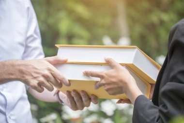 Genç öğrenci kolajı kitap yığınını bir arada tutuyor. Öğrenci hayatı bir kitap okuyarak daha iyi not almaya çalışır. bilgi öğrenme kavramı.